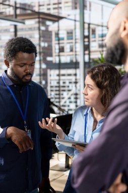 Çeşitli şirket personeli, iş büyümesi için raporları gözden geçirmek üzere ofiste beyin fırtınası çözümleri için bir araya geldiler. Başarılı bir strateji için iş arkadaşları buluşuyor ve görüşlerini paylaşıyor.