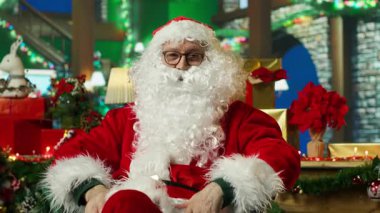 Noel Baba 'nın POV' u bu yıl iyi davranan çocuklarla çevrimiçi video görüşmesi yapıyor. Sahte sakal takan yaşlı bir adam internet video konferansı yapıyor, çocukları ziyaret etmeye hazırlanıyor, kamera A