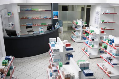 İçi ilaç ve ilaç dolu boş eczane raflara ve raflara konmuş sağlık hizmetleri arzı ve talebi için tıbbi depo. Modern eczane perakende işi.