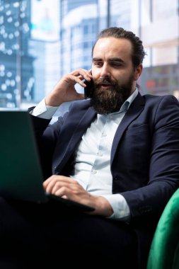 İşadamı, piyasa tahminleri ve yatırım fırsatlarını tartışarak, strateji ve büyüme konusundaki keskin gözünü gösteren bir finans komisyoncusuyla kritik bir konuşma yapıyor..