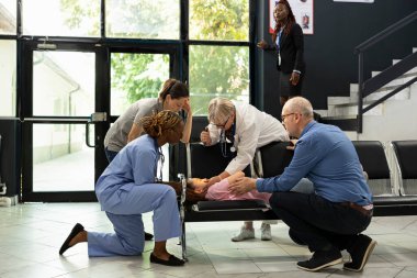 Çocuk bilincini yitirirken hastane lobisinde ailevi bir acil durum söz konusuyken, annesiyle birlikte acil pediatrik bakım eğitimi almış deneyimli personelden acil ilk yardım ve tıbbi destek almış..