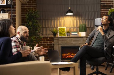 Kalemden çeneye terapist müşterileriyle özel klinikte buluşup ilişki desteği öneriyor. Afrikalı Amerikalı psikolog, seans sırasında genç çiftin duygularını paylaştığını gözlemliyor.