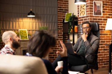 Genç karı koca terapist eşleriyle terapi sırasında koltukta oturuyorlar. Modern özel klinikte evlilik terapisi çatışma, boşanma ve ruh sağlığı üzerine yoğunlaşıyor.