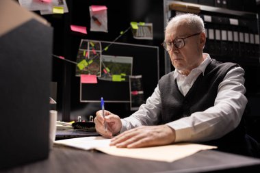 Kıdemli kriminolog adli kanıtları inceledikten sonra notlar alır, parmak izi ve kayıtları incelerken aynı zamanda yasadışı faaliyetleri ortaya çıkarmak için gizemli bir kuruldaki dosyaları düzenler. Uzman dedektif işi..