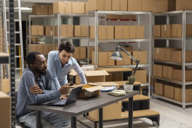 Küçük ölçekli bir nakliye deposunda gümrük siparişlerini denetleyen çalışanlar, yerel sevkiyat hizmetleri için lojistiği gözden geçiriyorlar. Çeşitli insanlar küçük bir iş kuruyor..