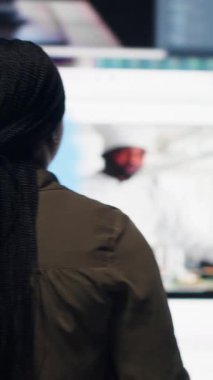 Dijital video baykuşağının önündeki dikey video kadın videoları ve sosyal medya klipleriyle çevrili. Kullanıcı multimedya gösterge paneli, kamera B aracılığıyla binlerce eğlence seçeneği tarafından büyülendi