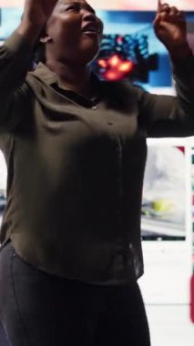 Dijital video baykuşağının önündeki dikey video videoları ve sosyal medya klipleri karşısında hayrete düşmüştür. Afrikalı Amerikalı kullanıcı binlerce eğlence seçeneğine eriştikten sonra büyülendi