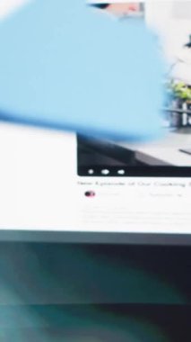 Dikey video Kadını, dijital ortamda çağdaş dijital yaşam tarzını vurgulayarak sınırsız içerik akışının görselleştirilmesinden hoşlanmaktadır. Sanal ortamda viral sosyal medya ile dolu bir kişi