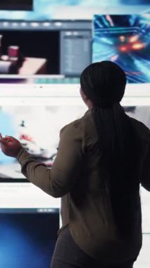 Dikey Video Kişi, dinamik medya duvarında eğlenceli video yayıncılığı içerik kütüphanesi izlemeyi seviyor. Afrikalı Amerikalı kadın eğlence sektöründe dijital çağ yaşam tarzı, kamera A