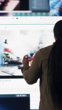 Dikey video kadın modern sosyal medya ağlarının videolarını gösteren birbirine bağlı ekran kolajı izliyor. Kullanıcı, sabit hareketli içerikli veri sürümünün görselleştirilmesine bakar, kamera B