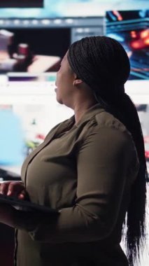 Dikey videolu kadın dizüstü bilgisayarında yayın yapıyor, kişisel video tavsiyeleri alıyor. Not defteri kullanan Afro-Amerikan kullanıcı, çeşitli online kliplere erişimin keyfini çıkarıyor, kamera A