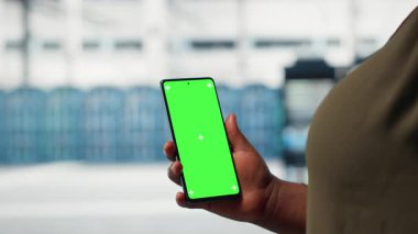 Veri merkezinde çalışan yöneticiyi ağ altyapısını optimize etmek için izole ekran akıllı telefonu kullanarak kapat. Model cep telefonu kullanarak donanım arızası teşhisi koyan sunucu tarım işçisi