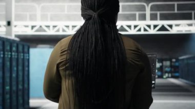 Sunucu merkezindeki mühendis yapay zeka derin öğrenme kullanarak iş yükü kapasitesini arttırmak için platformları yükseltmek için dizüstü bilgisayar kullanıyor. Veri merkezi çalışanı işleme hızını arttırmak için yapay zeka kullanır, kamera B