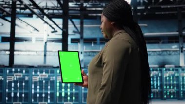 Veri merkezi uzmanı, yeşil ekran tabletindeki veri merkezi ölçümlerini izleyerek işlevsel etkinliği arttırır. Sunucu odası çalışanı performansı tahmin etmek için krom anahtar aygıtı üzerinde analitik kullanır, kamera A