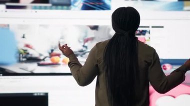 Kullanıcı, viral kliplerle dolu dinamik medya duvarında limitsiz video yayınlama içeriği kütüphanesini izlemekten keyif alıyor. Yaşayan kadın dijital çağ yaşam tarzı odaklı, kamera B