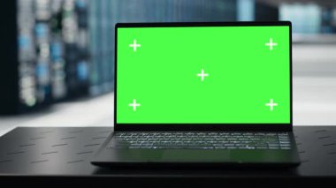 Sistem istikrarı için donanım kontrolü için kullanılan veri merkezindeki yeşil ekran laptopunu kapat. Sunucu çiftliğini denetlemek ve optimum performans için altyapıyı yapılandırmak için kullanılan Mockup defteri