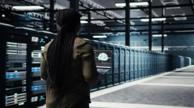 Yapay zeka yazılım araçları kullanarak veri merkezi otomasyonu yapan programcı, iş akışını artırıyor. Sunucu odası bilişim uzmanı yapay zeka uygulaması öngörü bakım sistemleri, kamera A