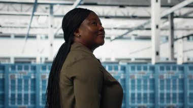 Veri merkezi yönetimi siber tehditlere ve savunmasızlıklara karşı güvenlik denetimleri yapıyor. Sunucu odasında yürüyen kadın, endüstri standartlarına uymayı garanti ediyor, kamera B