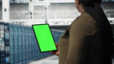 Veri merkezindeki geliştirici, artan istikrar için sistemleri yükseltmek için izole ekran tableti kullanıyor. Optimum performans için krom anahtar aygıtı olan donanımı yapılandıran sunucu çiftliği bilişim uzmanı, kamera B