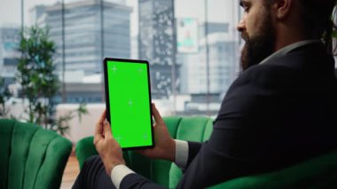 Küresel bir şirketin stratejik CEO 'su yatırım planlarını gözden geçirir, piyasa araştırmalarını değerlendirir ve iş imparatorluğunu daha büyük bir başarıya götürür. Başarı hikayesi. Kamera A.