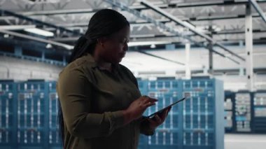 Veri merkezindeki geliştirici, müşterilerin iş yükünü artırmak için tablet kullanarak sistemleri yükseltiyor. Donanım yapılandırması, veri işleme hızının iyileştirilmesi, kamera B sunucu çiftliği bilişim uzmanı