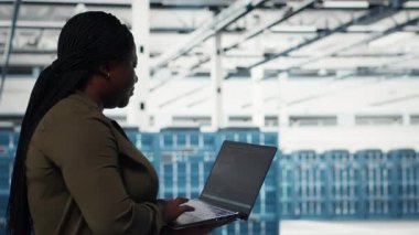 Gülümseyen veri merkezi mühendisi, dizüstü bilgisayardaki felaket kurtarma planlarını en aza indirdikten sonra memnun oldu. Happy sunucu çiftliği bilişim uzmanı veri koruma protokollerini geliştirdikten sonra tatmin oldu, kamera B