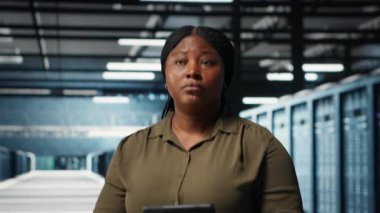 Veri merkezinde çalışan, ağ altyapısını yöneten ve optimize eden yöneticileri kapatın. Bilgi işlem uzmanı sunucu odasındaki satırlarda yürüyor donanım arızalarını teşhis ediyor ve çözümlüyor