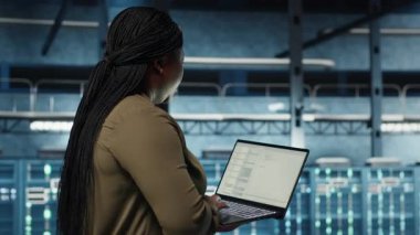 Mühendis sunucu merkezine girer, bilgisayarla müşterilerin iş yükünü arttırmak için donanımı yükseltir. Veri merkezi çalışanı, ekipmanları not defteri, işlem hızının iyileştirilmesi, kamera B ile yapılandırır