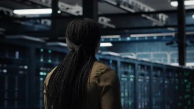 Yüksek teknoloji sunucu çiftliğini denetleyen programcı endüstri standartlarına uymasını sağlıyor. Veri Merkezi Bilişim Uzmanı siber tehdit ve arızalara karşı güvenlik denetimleri yürütüyor. Kamera B