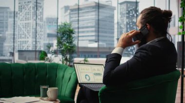 CEO yatırımcılarla bir telefon görüşmesi brifingi veriyor ve satış analizleri hakkında görüşlerini paylaşıyor, büyüme için olası bir yatırım hakkında tartışıyorlar. Ortaklık fırsatları ve fikirler. Kamera A.