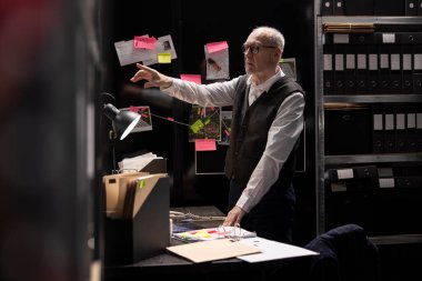 Kıdemli dedektif kanıt araştırıyor ve bağlantılar kuruyor. Gizemli bir panodaki gözetim fotoğraflarını ve adli ipuçlarını analiz ediyor. Kolluk kuvvetleri gizli görevi, polis şefi..