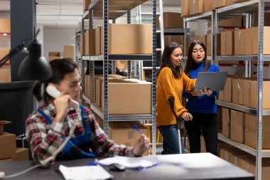 Koltuk değnekli Asyalı bir kadın malzeme odasının nakliye bölümünde çalışıyor. Paket siparişleri ve ürün taşımada yardımcı oluyor. Ev işleri deposu erişilebilir envanter işlemlerini destekler.
