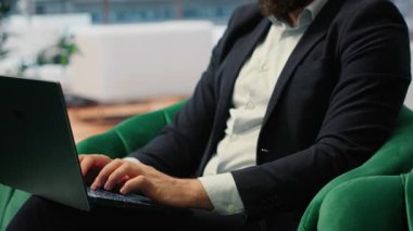 Modern ofisteki dizüstü bilgisayarda çalışan kararlı CEO bir analiz yaratıyor, işletme liderliğini ve büyümesini gösteriyor. Şirket kültürünü geliştirmek için karar verme, güçlendirme. Kamera B.