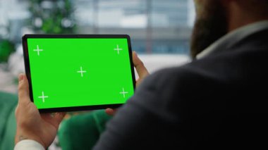 Ofisteki akıllı iş adamı kopyalama alanının yanında iş tahminleri yapar, karlılık raporlarını gözden geçirir ve sürdürülebilir kurumsal büyüme için yatırım stratejileri uygular. Başarı hikayesi. Kamera B.