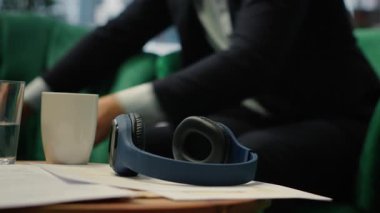 Nefes egzersizleri ve mobil meditasyon uygulaması ile rahatlayan genç girişimci stresi azaltmak için çok çalışıyor. Huzurlu atmosfer, farkındalığın iş gelişimini nasıl artırdığını gösteriyor. Kamera B.