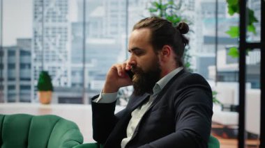 İş adamı telefonda pazarlık etmeye çalışıyor, olumsuz bir cevap alıyor ve kendinden memnun değil. Kötü haberler ve hayal kırıklıklarıyla uğraşan hoşnutsuz bir patron. Kamera A.