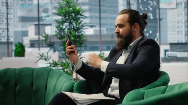 Telekonferansta ortaklarına bağıran, bağıran ve beceriksizlikle suçlayan kaba, öfkeli bir yönetmen. Belgeleri etrafa saçan sinirli patron, zor ilişkiler. Kamera B.