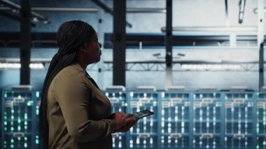 Veri merkezi teknisyeni, ekipmanların operasyonel etkinliğini arttırmak için tabletteki veri merkezi ölçümlerini izliyor. Çalışan sunucu merkezine girer, performansı tahmin etmek için aygıt üzerindeki analizleri kullanır, kamera B