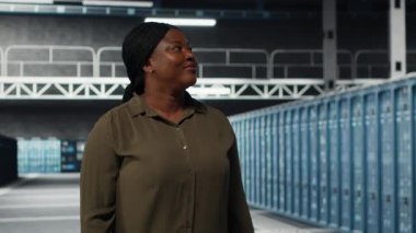 Veri merkezinde yürüyen yönetici, kusursuz operasyonları sürdürmek için büyük ölçekli bilişim altyapısını denetliyor. Artan çalışma süresi için ağ yönetimi yapan sunucu çiftliği çalışanı, kamera B