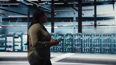 Veri merkezi teknisyeni, ekipmanların operasyonel etkinliğini arttırmak için tabletteki veri merkezi ölçümlerini izliyor. Çalışan sunucu merkezine girer, analitiği kullanarak performansı tahmin eder, kamera A