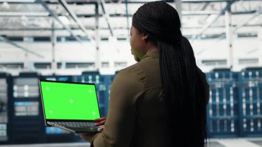 Veri merkezindeki teknisyen yeni sunucu mimarisi için izole ekran bilgisayarı kullanıyor. Sunucu merkezi çalışanı siber güvenlik çerçevesini, verileri ve B kamerasını korumak için maket defteri kullanıyor.