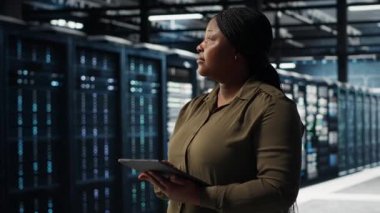 Veri Merkezi yazılım geliştiricisi felaket kurtarma planlarını geliştirmek için tablet kullanır, arayı en aza indirir. BT çalışanı sunucu merkezinde cihaz kullanarak veri koruma protokollerini geliştiriyor, kamera B kapatıyor