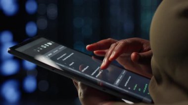 Yeni sunucu mimarisinin konuşlandırılmasını koordine etmek için tablet kullanan yüksek teknoloji veri merkezinde yönetici. Sunucu merkezi çalışanı, siber güvenlik çerçevesini açmak için aygıt kullanıyor, verileri koruyor, kamera B