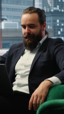 Vertical Video Girişimcisi hissedarlarla artan kâr stratejisini tartışıyor, hedeflere ulaşmak için bir sonraki adımları planlamak üzere çevrimiçi video görüşmeleri yapıyor. Şirket kültürü. Kamera B.