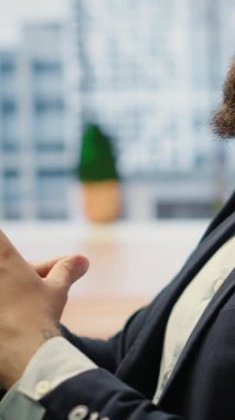 Dikey Video CEO 'su, bir meditasyon uygulaması kullanarak beyaz gürültüyle yönlendirilmiş meditasyon seansına katılıyor. Kariyer başarısı ve zihinsel berraklık için farkındalık