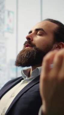 Dikey Video CEO 'su, bir meditasyon uygulaması kullanarak beyaz gürültüyle yönlendirilmiş meditasyon seansına katılıyor. Kariyer başarısı ve zihinsel berraklık için farkındalık