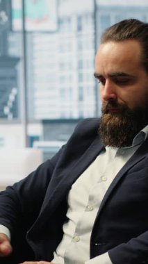 Vertical Video Entrepreneur, kredi kartı ve bilgisayarını kullanarak para transferi yapıyor ve finansal konuları başarıya ulaşmak için etkin bir şekilde ele alıyor. Erkek CEO son teslim tarihinden önce tüm ödemelerini yönetiyor.