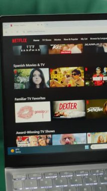 Bükreş, Romanya - 30 Temmuz 2024 - İşletme CEO 'su Netflix' in ofisindeki yayın platformunda iş yerinde zaman geçirecek iyi bir film veya televizyon programı arıyor. Başarılı bir girişimci.