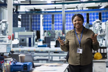 Genel müdür yenilenebilir enerji üretimini tartışmak, kalite kontrol testlerinin güvence altına alınması ve daha ucuz güneş enerjisi için sürdürülebilir çözümlerin sağlanması konulu bir toplantıya ev sahipliği yapıyor. Endüstriyel işlemleri yönet.