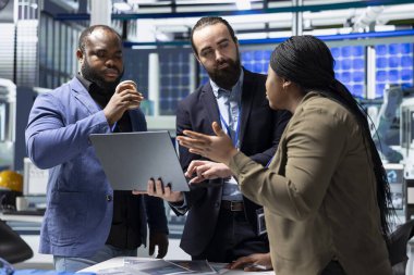 Çeşitli danışman grupları güneş paneli performansı üzerinde inceleme yapan mühendisler, temiz bir alternatif enerji fabrikasında kurumsal gözetim ve kalite kontrolünün birleştirilmesi.